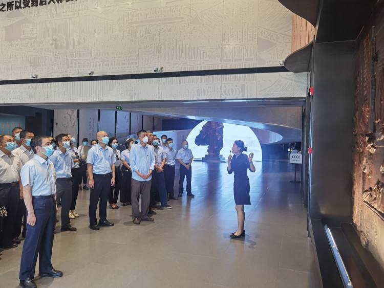 傳承海瑞精神 激蕩清風(fēng)正氣——市環(huán)發(fā)公司開展“清廉國企 青廉有我”主題黨日活動(圖3)