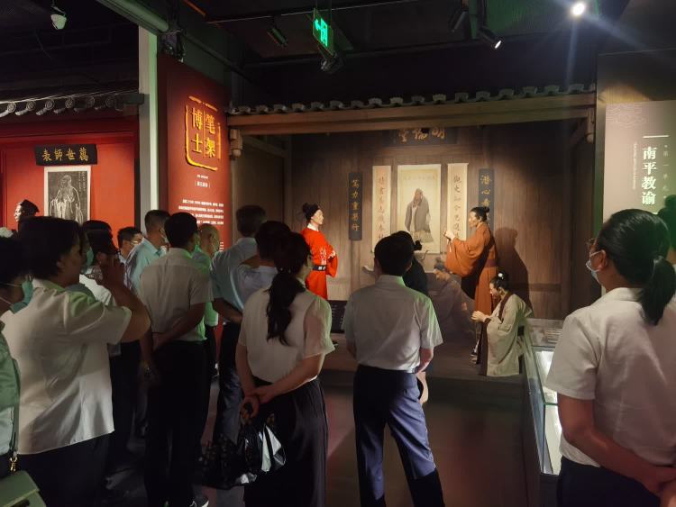 傳承海瑞精神 激蕩清風(fēng)正氣——市環(huán)發(fā)公司開展“清廉國企 青廉有我”主題黨日活動(圖5)