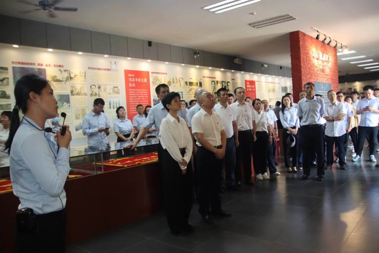 賡續(xù)紅色基因 奮進(jìn)時(shí)代征程 ——市國資委機(jī)關(guān)聯(lián)合市環(huán)發(fā)公司開展主題黨日暨清廉國企教育活動(dòng)(圖5)