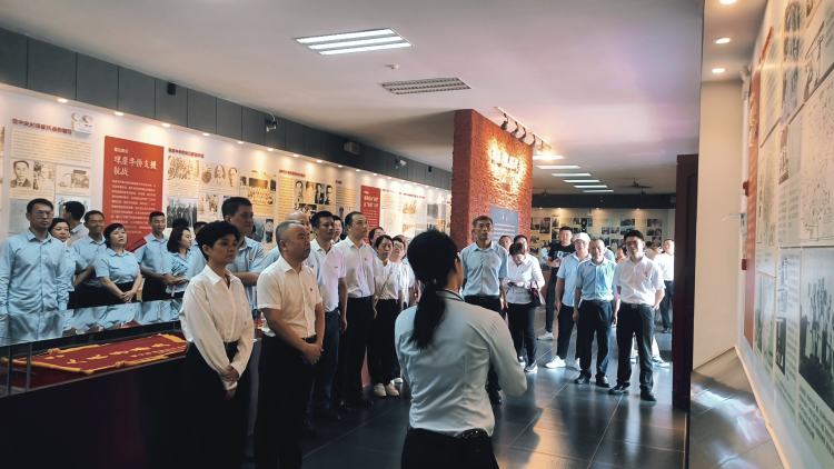 賡續(xù)紅色基因 奮進(jìn)時(shí)代征程 ——市國資委機(jī)關(guān)聯(lián)合市環(huán)發(fā)公司開展主題黨日暨清廉國企教育活動(dòng)(圖6)